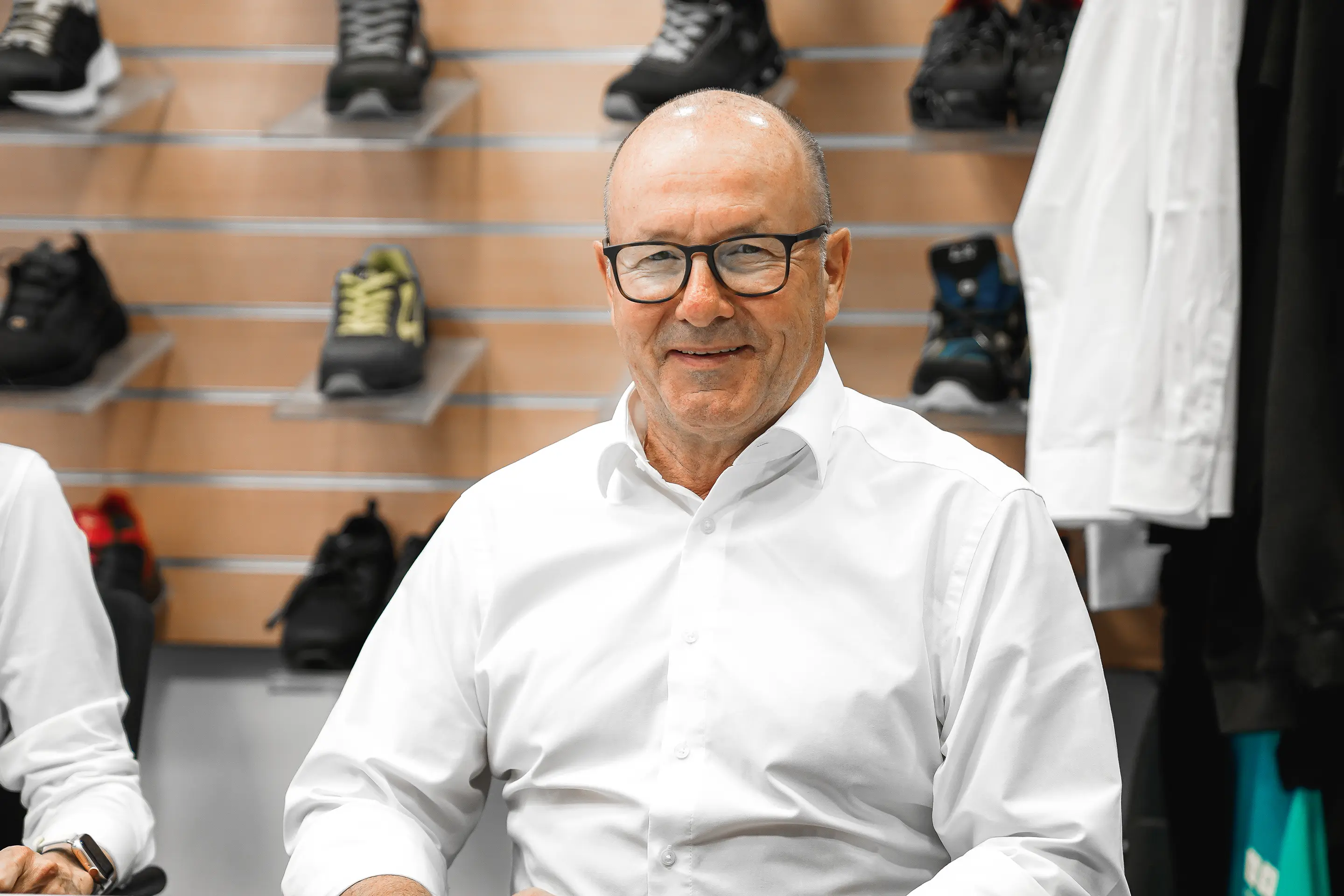 Portraitfoto Thomas Müller im Showroom