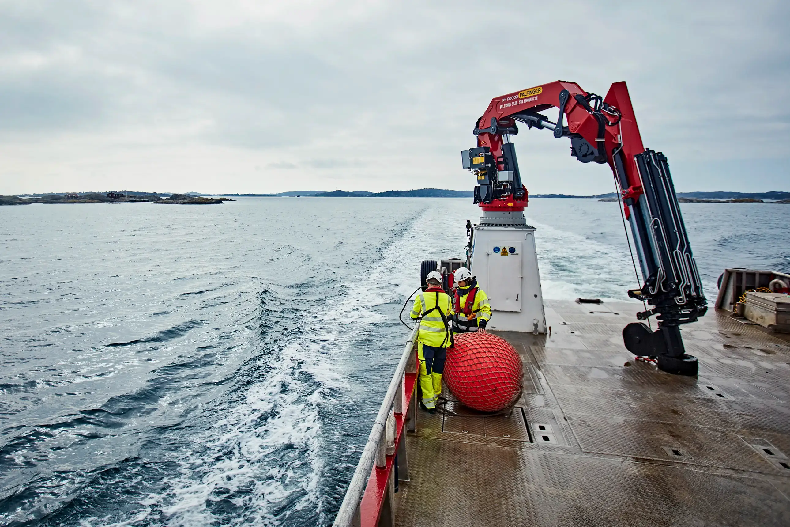Mitarbeitende mit optimaler PSA auf einem Schiff in Skandinavien
