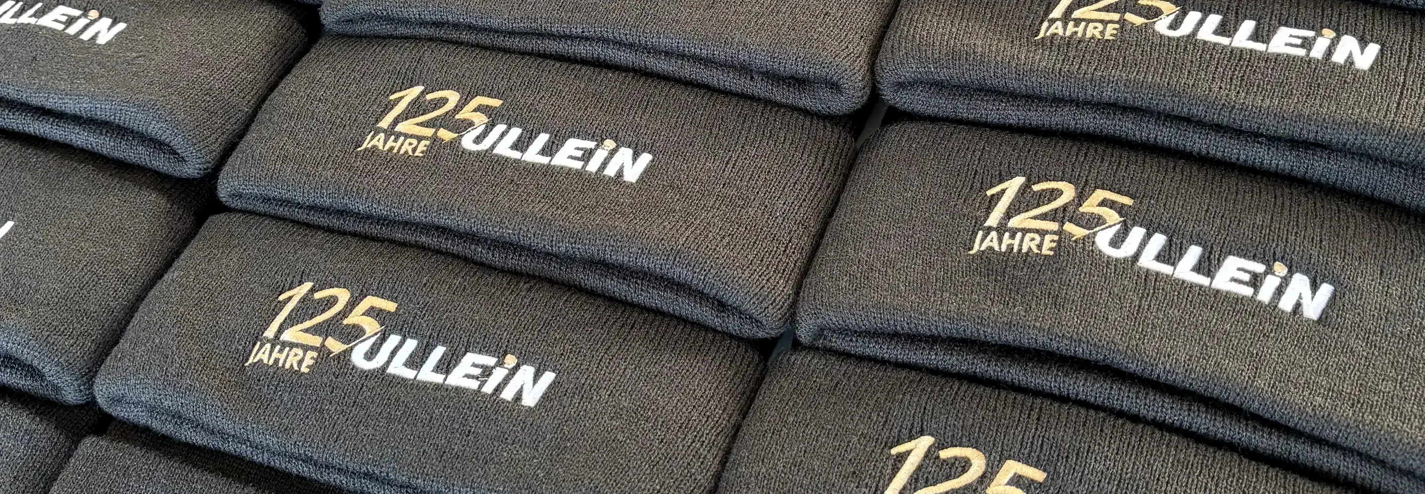 Hochwertiger Stick auf schwarzen Strickmützen