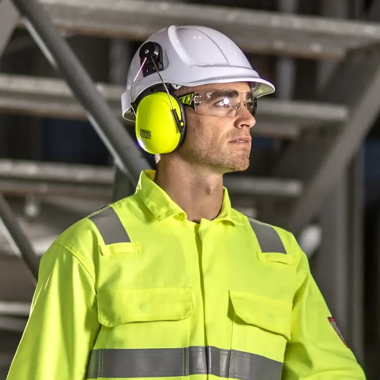 Industriearbeiter in Warnschutzkleidung mit Helm und Gehörschutz