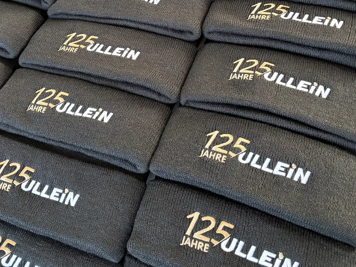 Hochwertiger Stick auf schwarzen Strickmützen