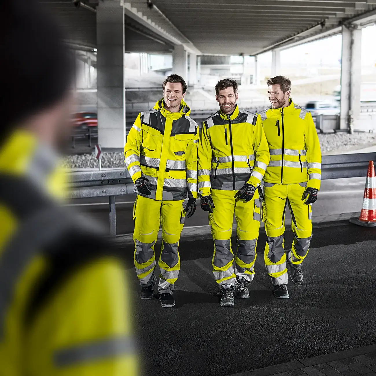 Straßenarbeiter in Warnschutzkleidung von Kübler in warnschutzgelb